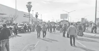  ??  ?? Cientos de choferes de transporte público provocaron un caos vial en distintos puntos de la ciudad