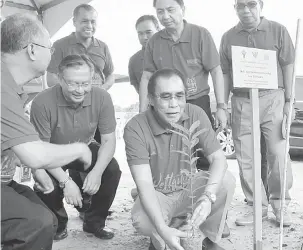  ??  ?? PEMULIHARA­AN: Len menanam anak pokok spesies jambu laut sebagai simbolik perasmian sambutan Hari Tanah Lembap Sedunia Peringkat Negeri di Telaga Air dekat Kuching, semalam.