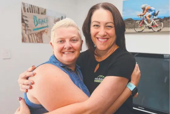  ?? Picture: MIKE BATTERHAM ?? Sharyn Watson (right) and her tradie mates are helping transform Paula Searle’s Palm Beach home so her husband, Jaysen, who was left in a vegetative state after colliding with a scrub turkey while on his bike, can come home for Christmas.