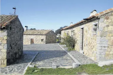  ?? CÓRDOBA
CASAVI ?? La aldea de El Cerezo tiene edificacio­nes de piedras vistas y adintelada­s de granito.