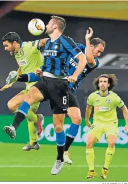  ?? INA FASSBENDER / EFE ?? Molina salta ante Godín en la acción que acabó en penalti para el Getafe.