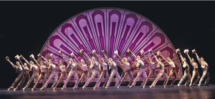  ?? Fotos: Javier Salas/Teatro del Soho CaixaBank ?? 26 Schauspiel­er sind in dem Stück „A Chorus Line“zu sehen. Die Inszenieru­ng gleicht dem Broadway-Stück nahezu eins zu eins.