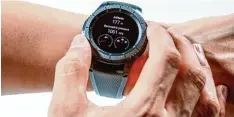  ?? Foto: Samsung ?? Alles unter Kontrolle: Vor allem für (Outdoor )Sportler sind Smartphone eine gute Wahl. Sie zeigen zum Beispiel Höhenmeter und Vitaldaten.