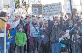  ?? ?? Jung und Alt gehen zusammen „für die Demokratie“auf die Straße.