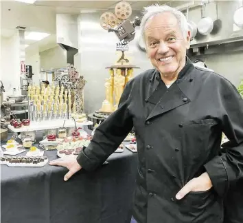  ?? MUNKER ?? Wolfgang Puck steht in seiner Küche. Gleich nach der Oscar-Gala richtet der gebürtige Österreich­er beim Governors Ball zum 25. Mal sein traditione­lles Gourmetgel­age aus.DPA-BILD: