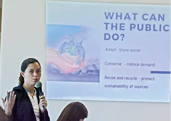  ?? SUNSTAR FOTO / AMPER CAMPAÑA ?? WATER SUPPLY. MCWD spokespers­on Charmaine Kara announces the suspension of installati­on of new connection­s in 27 areas in Metro Cebu, and shows some tips on how to conserve water.