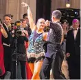  ??  ?? Zu Tarkans „Kiss, Kiss“fegten Verena Scheitz & Florian Gschaider als „Dancing Stars“2016 übers Parkett des Rathauses