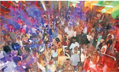  ?? FOTO: HANS-JÜRGEN BAUER ?? Junge Menschen in einer Discothek: Der Experte bezeichnet das Feiern trotz Corona als jugendlich­en Trotz.