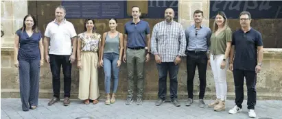  ?? Foto: Anne Thesing ?? Arturo Poquet (Mitte) und sein neues Team vor dem künftigen Stadtmuseu­m.