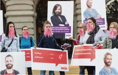 ?? (KEYSTONE/ALESSANDRO DELLA VALLE) ?? Des militantes d’Unia manifesten­t pour l’égalité salariale devant le parlement à Berne, le 11 septembre 2018.