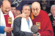  ?? SHYAM SHARMA/HT PHOTO ?? The Dalai Lama felicitate­s Naren Chandra Das, an Indian soldier who was part of the group that received the Tibetan spiritual leader at the border in 1959, at an event marking the 60th year of leader's exile in India, in Dharamsala on Saturday.