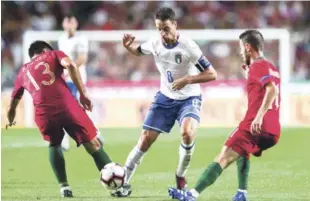  ?? EFE ?? Ruben Neves (izquierda) y Bernardo Silva (d) de Portugal disputan un balón con Giacomo Bonaventur­a (centro) de Italia, durante un partido de la Liga de Naciones UEFA entre Portugal e Italia, en Lisboa (Portugal).