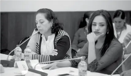  ??  ?? DILIGENCIA. Exfunciona­rios fueron llamados a la Asamblea. Patricia Ochoa, viuda de Gabela y Jeannine Cruz.