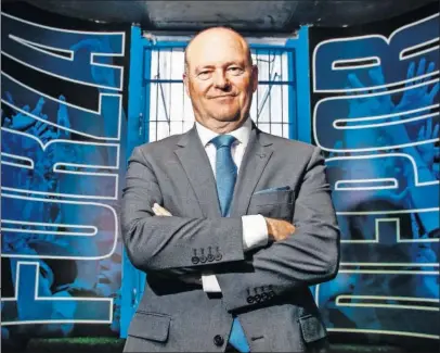  ??  ?? DEBUTA EN EL DERBI. Pepe Mel, que posa en el túnel de Riazor, vivirá hoy su primer clásico gallego.