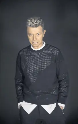  ?? [ Sony/Jimmy King ] ?? „I’ve got scars that can’t be seen“– David Bowie, ab morgen 69, mit seinem typischen „kalten“Blick, dessen Eindruck dadurch verstärkt wird, dass Bowie 1962 bei einer Schlägerei die Augenmusku­latur verletzt wurde.