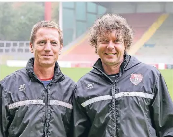  ?? FOTO: STEFAN BRAUER ?? KFC-Trainer Stefan Krämer mit seinem Praktikant­en Sven Schuchardt (links).