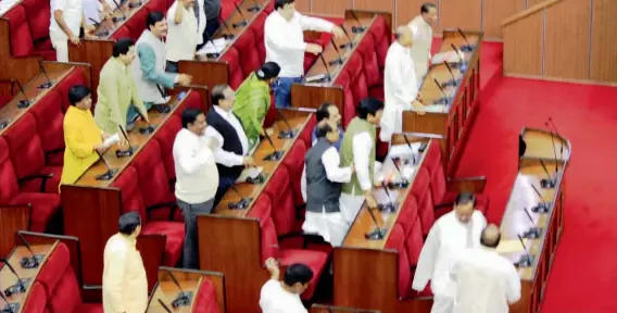  ??  ?? Ruling BJD legislator­s and BJP members exchange verbal blows in Odisha Assembly’s Winter Session.