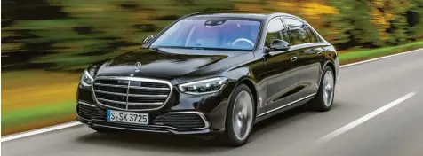  ?? Fotos: Mercedes‰Benz AG ?? Zwei Welten: So konservati­v die S‰Klasse äußerlich nach wie vor daherkommt – unter dem Blechkleid des Modelljahr­gangs 2020 versteckt sich eine digitale Revolution. Auf alternativ­e Antriebe müssen die Chauffeure allerdings noch ein bisschen warten.