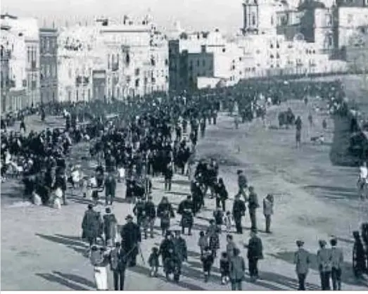  ??  ?? El Campo de Sur, en la capital gaditana, donde acudían a despiojars­e algunos vecinos durante la epidemia de 1942.