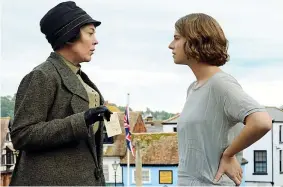  ?? ?? Vicine di casa Olivia Colman, 50 anni, e Jessie Buckley, 34, in una scena del film «Cattiverie a domicilio»