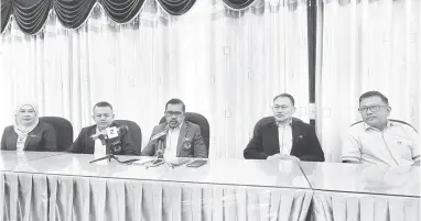  ?? ?? KELUHAN: Adnan (tengah) dan Aminuddin (dua kiri) semasa sidang media selepas lawatan mereka ke Pejabat Pendidikan Bahagian Miri, semalam.