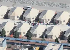  ??  ?? Niños migrantes, muchos de ellos separados de sus padres, en el nuevo campamento instalado por las autoridade­s de EU en Tornillo, Texas.