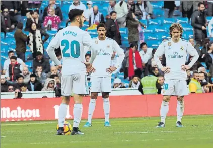  ?? FOTO: EFE ?? Asensio, Varane y Modric, tras encajar el 0-3 ante el Barça Durísimo golpe para un Real Madrid que está a 14 puntos de los azulgrana