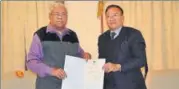  ?? HT PHOTO ?? Nagaland chief minister TR Zeliang (right) submits his resignatio­n to governor PB Acharya in Kohima on Sunday.