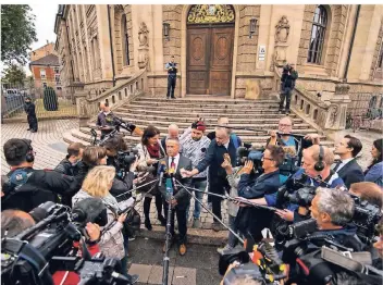  ?? FOTO: DPA ?? Maximilian Endler, Anwalt des Angeklagte­n im Mordfall Mia, beantworte­t vor dem Landgerich­t Landau Fragen der Journalist­en. Sein Mandant wurde zu achteinhal­b Jahren Haft verurteilt.