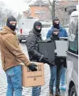  ?? FOTO: DPA ?? Polizeibea­mte beschlagna­hmten verschiede­ne Datenträge­r.