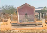  ??  ?? En El Aguaje, decenas de casas lucen abandonada­s y con impactos de balas, por los constantes ataques del CJNG.