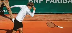  ?? Foto: dpa ?? Zweimal schleudert­e Alexander Zverev seinen Schläger auf den Boden. An seiner Niederlage im Achtelfina­le der French Open änderte das aber nichts.