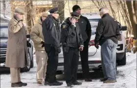  ?? LORI VAN BUREN/ THE ALBANY TIMES UNION VIA ASSOCIATED PRESS ?? Troy, N.Y., police outside the Second Avenue building where four people were found murdered on Tuesday.