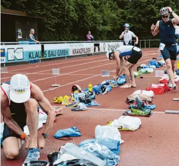  ?? Fotos: Reinhold Radloff ?? So ein Bild gibt es nur beim Triathlon zu sehen, natürlich auch in Königsbrun­n: Athleten ziehen sich nach dem Radeln schnell auf der Laufbahn um und starten dann zum letzten Abschnitt ihres geliebten Sports.