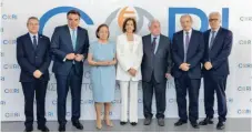  ?? ?? Left to right: University of Cyprus Rector Tasos Christofid­es, European Commission Vice President Margaritis Schinas, Kaity David, EU Health Commission­er Stella Kyriakides, George David, and (far right) CCRI Board President Constantin­os Christofid­es.