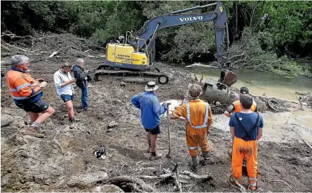  ?? ROBYN EDIE/STUFF ?? A digger unearths one of the locos on the Oreti River, near Lumsden, yesterday.