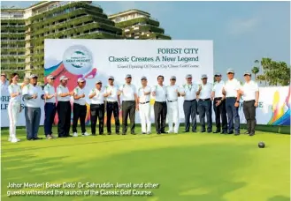  ??  ?? Johor Menteri Besar Dato' Dr Sahruddin Jamal and other guests witnessed the launch of the Classic Golf Course.