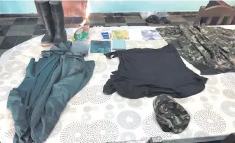  ??  ?? Las prendas camufladas halladas y una gorra con las iniciales “ACA EP”, además de mapas, cuadernos y agendas que tenía en su poder el terrorista abatido.