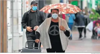  ?? ERASMO FENOY ?? Varias personas con mascarilla por las calles de Algeciras.