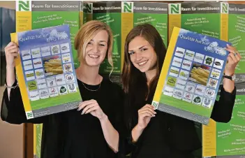  ?? FOTO: KREIS-WFG ?? Auch in der Ernährungs­wirtschaft spielt das Thema „Export“eine tragende Rolle, das Plakat zeigen Chantal Skwara (r.) und Irina Tönnißen von der Kreis-Wirtschaft­sförderung.