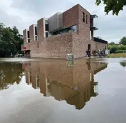  ?? MINTEN
FOTO SERGE ?? De Proxy Delhaize heeft het water buiten kunnen houden.