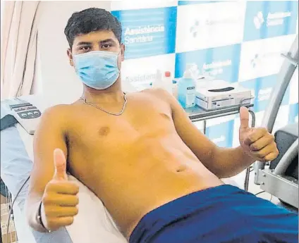  ?? FOTO: FCB ?? Lucas de Vega pasó el viernes la revisión médica
El centrocamp­ista tiene ofertas importante­s, pero de momento vuelve al Barça B