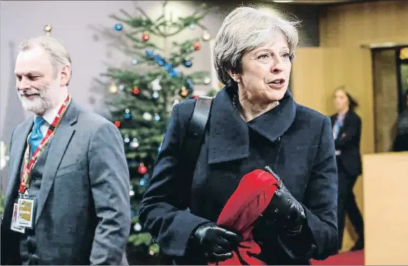  ?? DARIO PIGNATELLI / BLOOMBERG ?? Una sonriente Theresa May a la salida de la cumbre europea, acompañada de su representa­nte permanente ante la UE, Tim Barrow