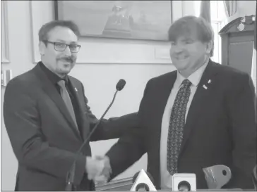  ?? GORDON LAMBIE ?? Sherbrooke Mayor Steve Lussier held a press conference Sunday morning with his former chief of staff Daniel Bergeron to publically apologize for implying that Bergeron was lying.