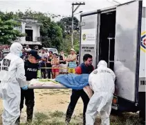  ?? FREDDY MACAS ?? ►SANTA ROSA, El Oro. Agentes de Policía retiraron el cuerpo de la mujer, que murió por cortes que le hizo su atacante.