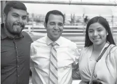  ??  ?? Raul e Miriam insieme al giudice Carlos Carrasco che li ha appena dichiarati marito e moglie sul ponte che collega Texas e Messico.