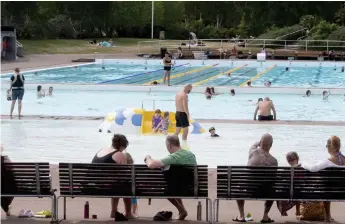  ?? Bild: JARI VÄLITALO/ARKIV ?? POPULÄRT BAD. Det var många som styrde kosan till Simstadion Brottet i somras.