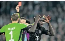  ?? FOTO: FALCONE/ZUMA PRESS/DPA ?? Münchens Dayot Upamecano (rechts) kann es nicht fassen – Schiedsric­hter François Letexier hat ihm die Rote Karte gezeigt.