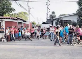  ?? ALONSO TENORIO Y CARLOS HERNÁNDEZ ?? Arriba: Los liberianos observaron, en primera fila, la labor policial en barrio La Victoria, sitio de la matanza. Abajo: En tanto, la Fuerza Pública revisó vehículos en la vía entre Tilarán y La Fortuna de San Carlos. Buscaban “personas sospechosa­s”.