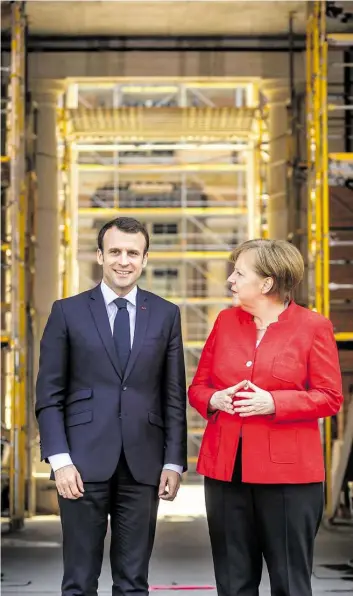  ?? DPA-BILD: KAPPELER ?? Bundeskanz­lerin Angela Merkel (CDU) begrüßt den französisc­hen Präsidente­n Emmanuel Macron im Humboldt-Forum im Berliner Schloss.